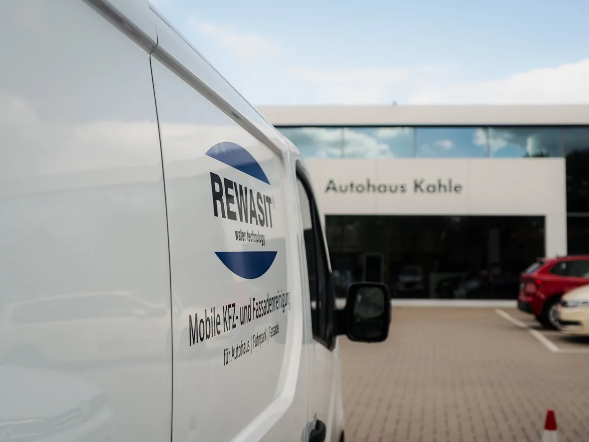 Rewasit-Servicefahrzeug auf der Verkaufsfläche eines Autohauses