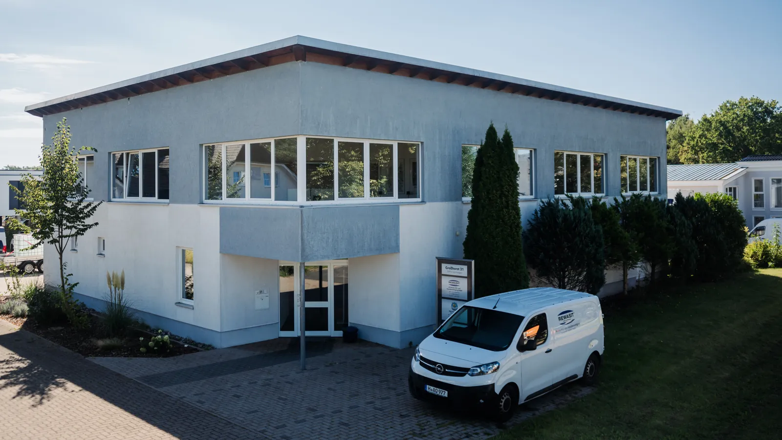 Firmengebäude von Rewasit mit Servicefahrzeug