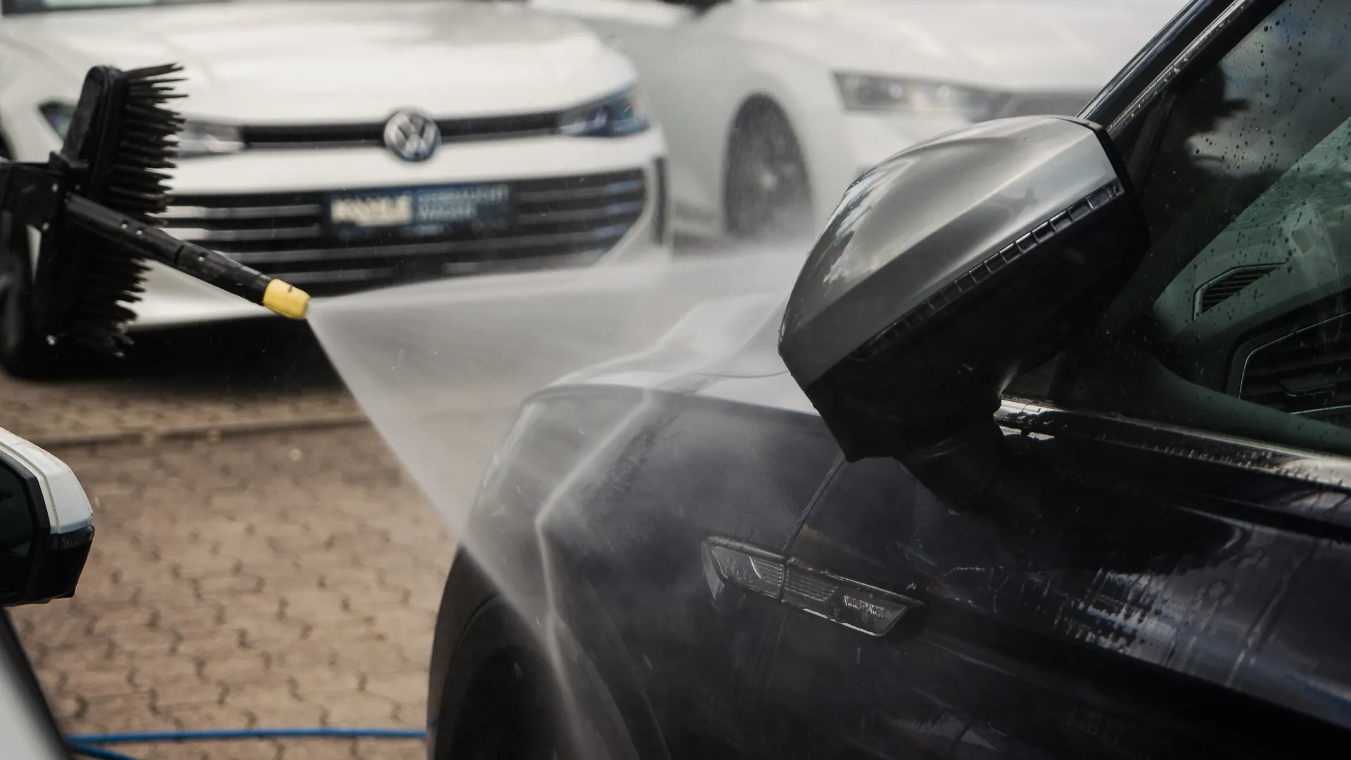 Mobile Fahrzeugwäsche von Rewasit mit Wasserbürste – Alternative zu Green Water Service