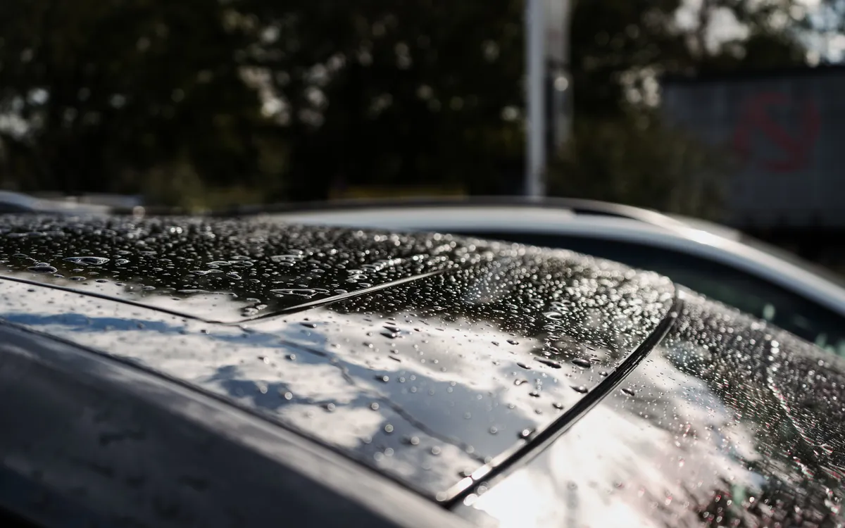 Gereinigte Fahrzeugoberfläche mit abperlendem Wasser nach der Wäsche